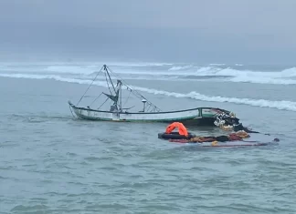 Bombeiros retomam buscas por homem desaparecido nos molhes do Rio Mampituba, em Passo de Torres