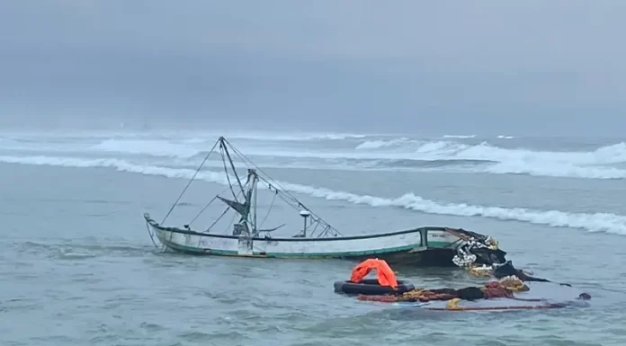 Bombeiros retomam buscas por homem desaparecido nos molhes do Rio Mampituba, em Passo de Torres