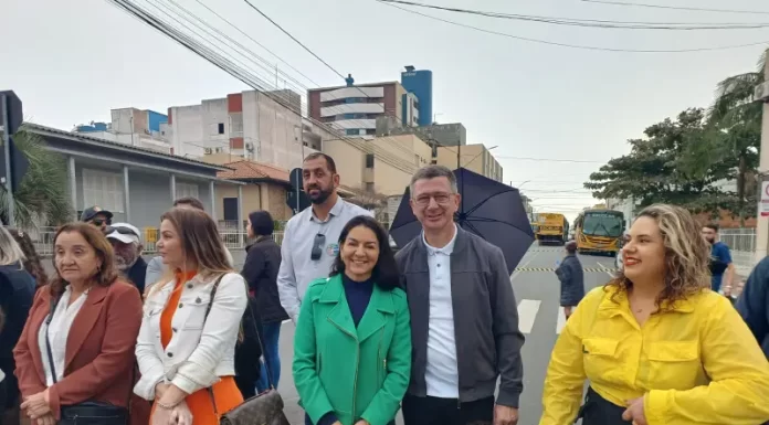 Gislaine e Jeriel acompanham desfile cívico no centro de Sombrio