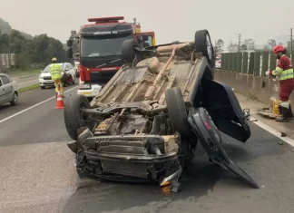 Motorista sofre ferimentos leves após capotar na BR 101, em Maracajá
