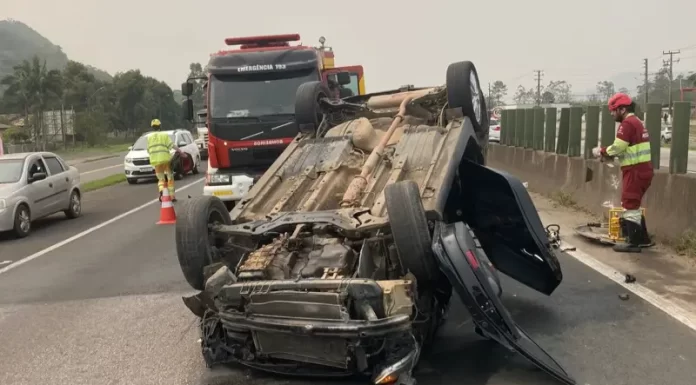 Motorista sofre ferimentos leves após capotar na BR 101, em Maracajá