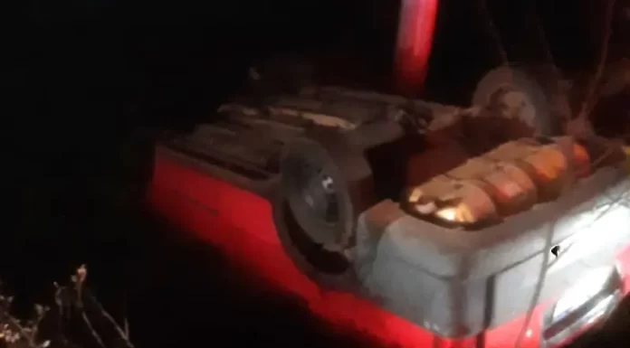 Capotamento na SC-290 deixa quatro feridos em São João do Sul