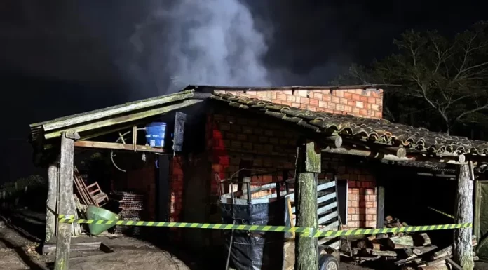 Incêndio em Estufa de Fumo Mobiliza Bombeiros em Ermo