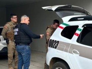 Homem é preso por descumprimento de medida protetiva e policial é ameaçado