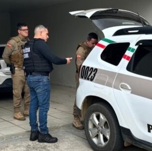 Homem é preso por descumprimento de medida protetiva e policial é ameaçado