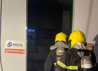 Bombeiros atuam em princípio de incêndio em Turvo
