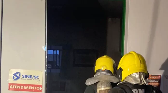 Bombeiros atuam em princípio de incêndio em Turvo