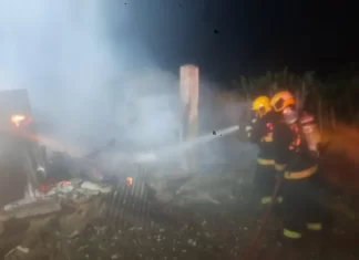 Incêndio em galpão mobiliza Corpo de Bombeiros em São João do Sul