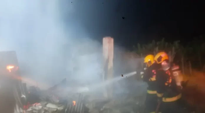 Incêndio em galpão mobiliza Corpo de Bombeiros em São João do Sul