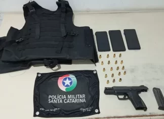 Polícia Militar prende três pessoas com arma de fogo e colete balístico em Araranguá