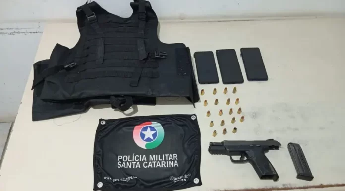Polícia Militar prende três pessoas com arma de fogo e colete balístico em Araranguá