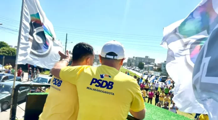 Kekinha e Jonatã mobilizam eleitores na “Passeata da Família” em Balneário Gaivota
