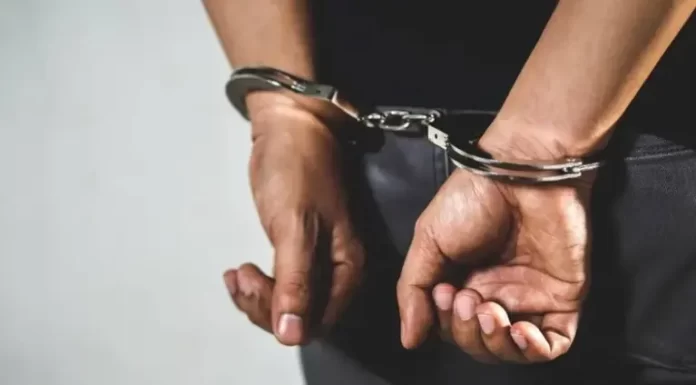 Homem é preso após agredir e ameaçar esposa em Sombrio