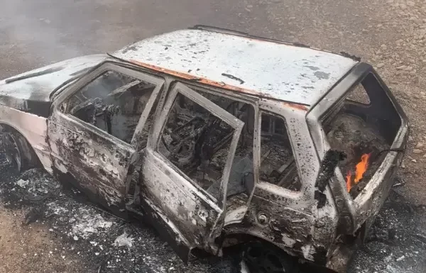 Carro é destruído pelo fogo em Praia Grande