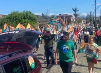 Gislaine e Jeriel fazem caminhada com apoiadores em Sombrio