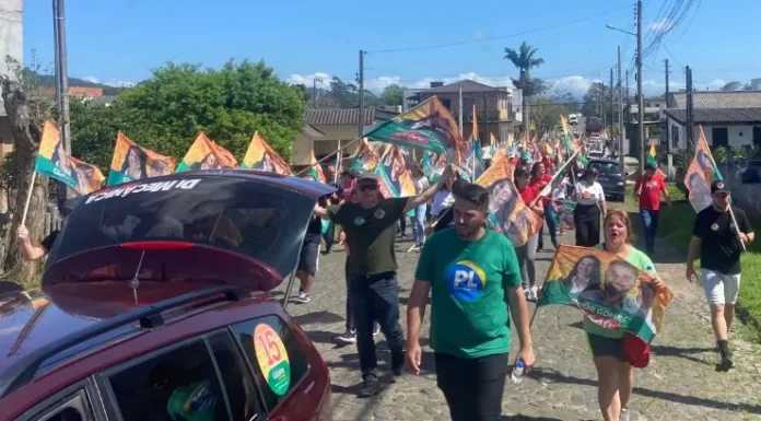 Gislaine e Jeriel fazem caminhada com apoiadores em Sombrio