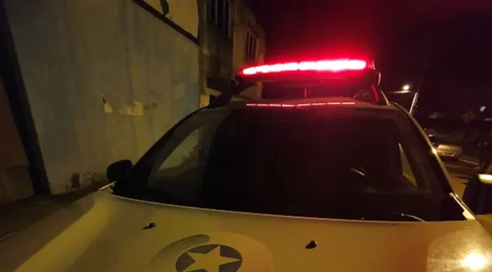 Homem com mandado é preso pela Polícia Militar durante a madrugada em Araranguá