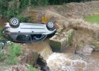 Capotamento na SC 108 em Turvo deixa duas pessoas feridas