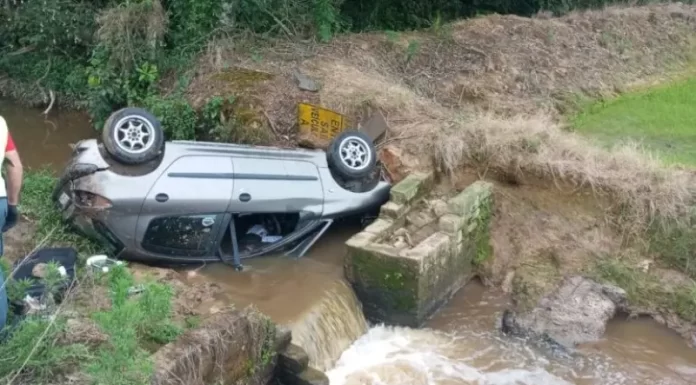 Capotamento na SC 108 em Turvo deixa duas pessoas feridas