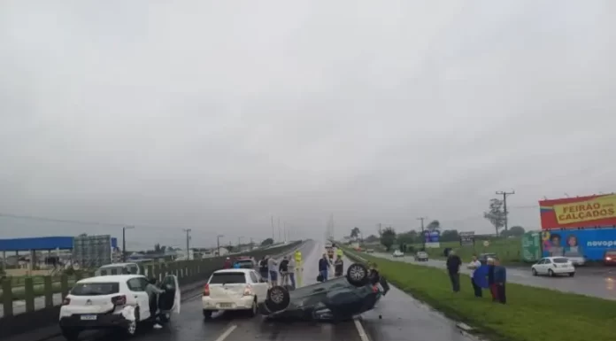 Sete veículos se envolvem em acidente na BR 101 em Araranguá