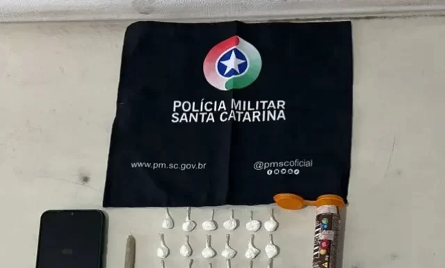 PM prende homem com 40 petecas de cocaína no Caverazinho em Araranguá