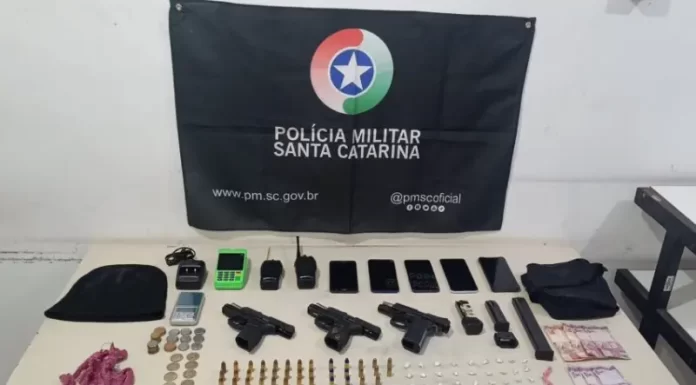 Quatro homens e três adolescentes são detidos na Barranca por sequestro e cárcere privado; duas vítimas foram libertadas e armas foram apreendidas