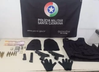 PM apreende pistolas, munições, balaclava e capa de colete balístico em Araranguá