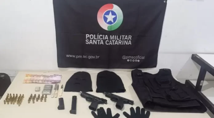 PM apreende pistolas, munições, balaclava e capa de colete balístico em Araranguá