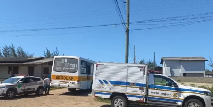 Jovem morre em acidente entre moto e ônibus em Balneário Arroio do Silva