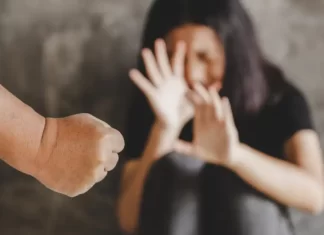 Homem é preso após ameaçar e agredir esposa em Praia Grande