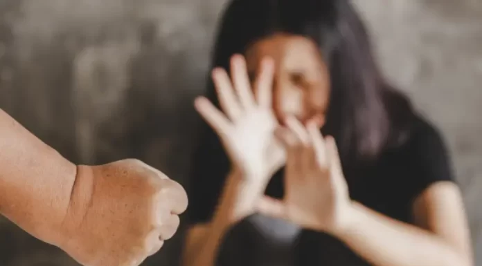 Homem é preso após ameaçar e agredir esposa em Praia Grande