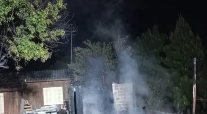 Incêndio destrói ateliê de costura em Balneário Gaivota