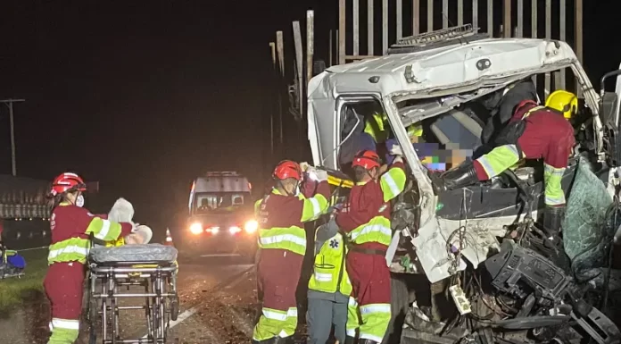 Grave acidente na BR-101 em Sombrio deixa motorista ferido e causa interdição na pista Sul-Norte