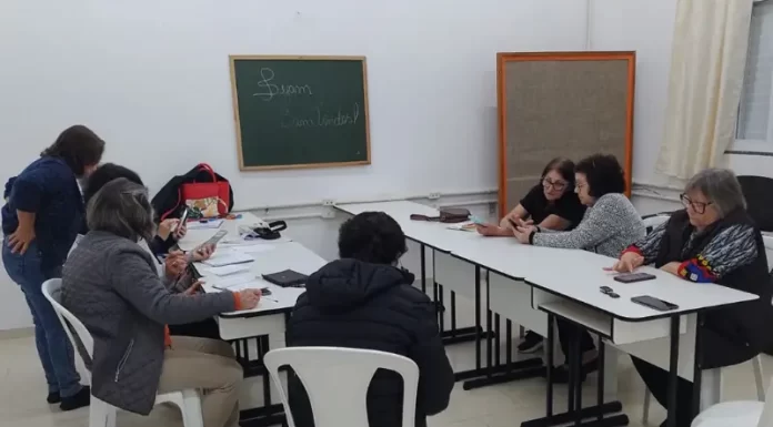 Terceira idade de Jacinto Machado se atualizando as novas tecnologias