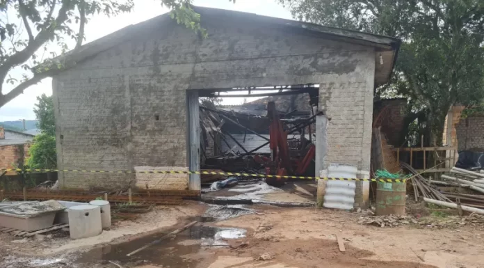 Incêndio em depósito de materiais de construção em Sombrio