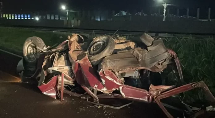 Carro fica destruído em colisão na BR-101 em Sombrio