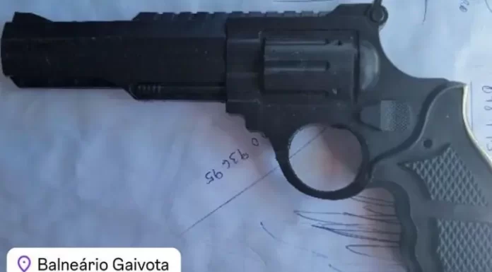 PM apreende simulacro de arma de fogo em Balneário Gaivota