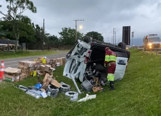 Van capota na BR-101 após pneu estourar; motorista sai ileso