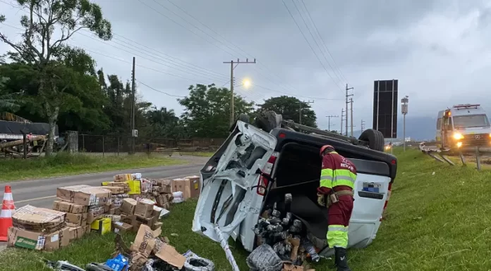 Van capota na BR-101 após pneu estourar; motorista sai ileso