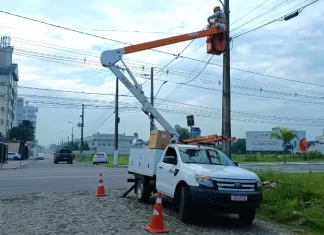 Postes de Sombrio recebem lâmpadas de LED