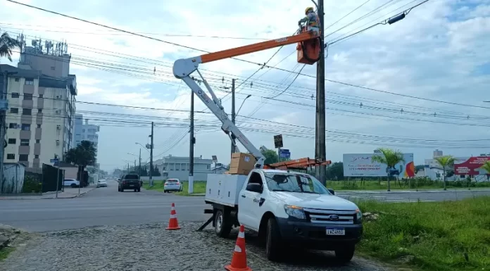 Postes de Sombrio recebem lâmpadas de LED