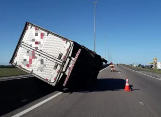 Caminhão tomba na BR-101 em Passo de Torres