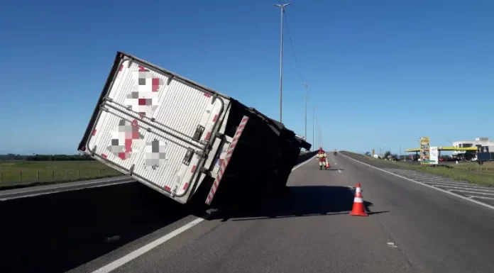 Caminhão tomba na BR-101 em Passo de Torres
