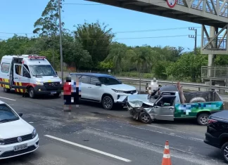 Caminhonetes colidem na BR-101 em Santa Rosa do Sul