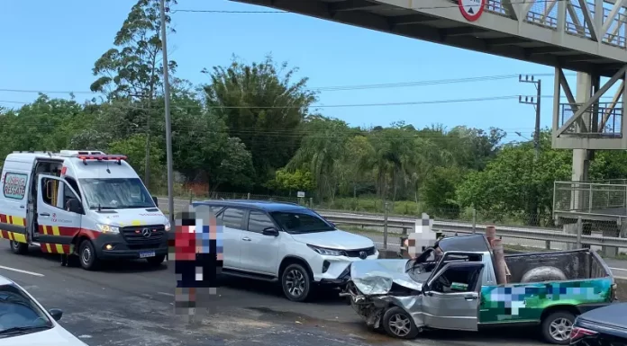 Caminhonetes colidem na BR-101 em Santa Rosa do Sul