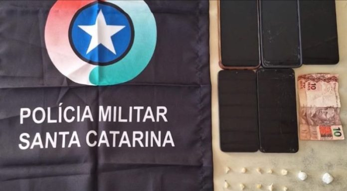 PM apreende drogas e prende foragido da justiça em Sombrio