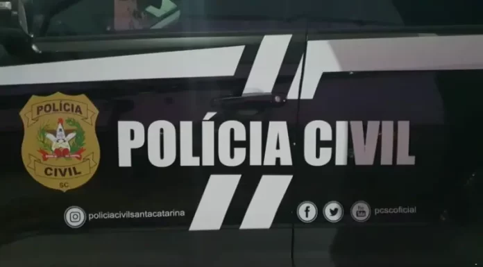 Polícia Civil de Balneário Arroio do Silva cumpre mandado de prisão preventiva contra homem acusado por crimes de perseguição, ameaça e racismo