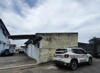Homem é flagrado dormindo em lixeira após furtar mercearia em Araranguá