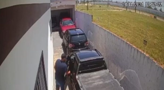 Ladrão pula muro e furta veículo no bairro Caverazinho