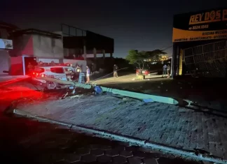 Motorista pede controle de veículo, quebra poste e invade estabelecimento